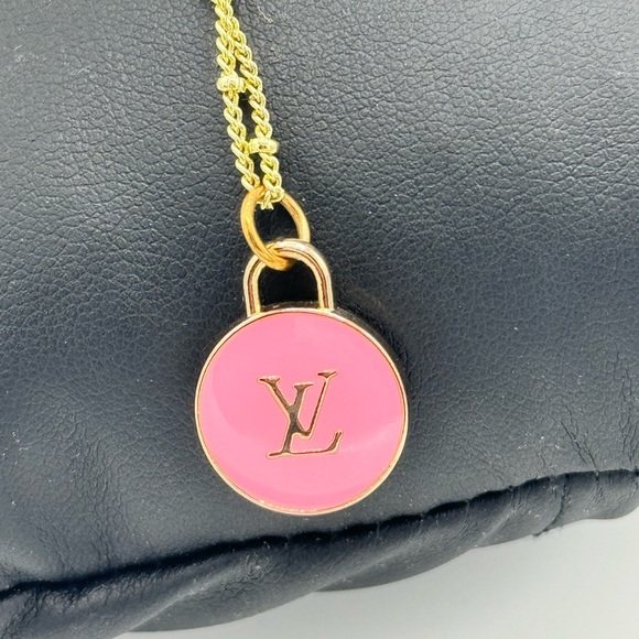 Louis Vuitton luxury charm pink and gold with unbranded 18” chain - Picture 3 of 4